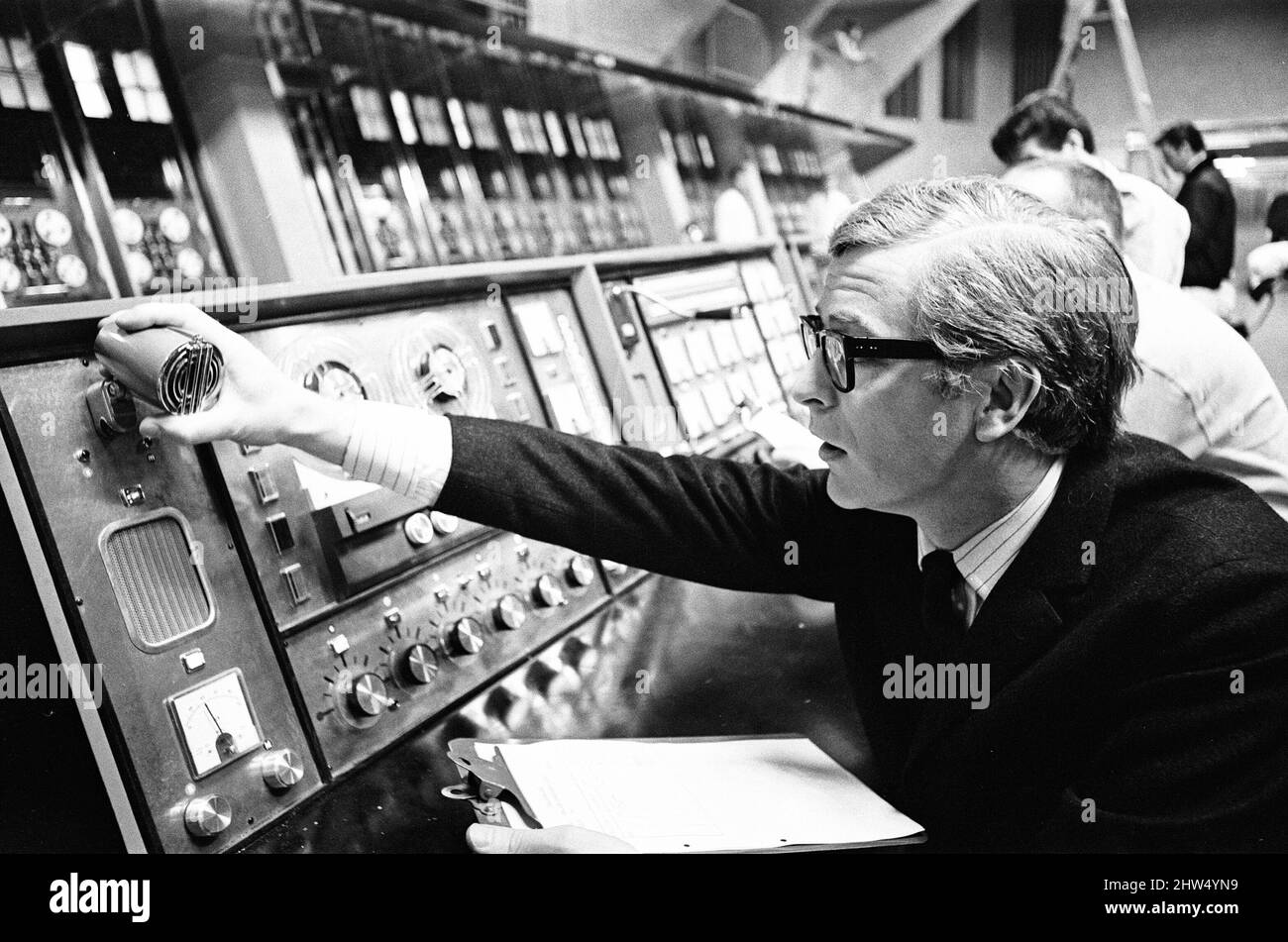 Nach fünf Wochen der Dreharbeiten in Harry Saltzmans Billion Dollar Brain im finnischen Subzero kam der Schauspieler Michael Caine als Cockney-Spion Harry Palmer in den Pinewood Studios mit The Brain in Verbindung, wo ein Honeywell-Computer aus dem Jahr £150 000 die Grundlage für ein bemerkenswertes Set ist, das die gesamte Soundbühne besetzt. 16.. März 1967. Stockfoto