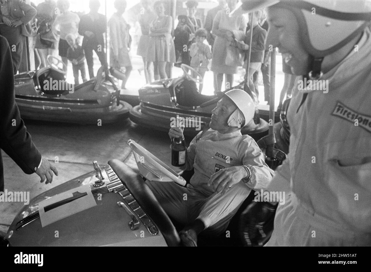 Weltmeister auf den DodGems. In einer neuen Fernsehshow mit dem Titel „Nice Time“ in Granada werden die Grand Prix-Piloten Stirling Moss, John Surtees und Denny Hume auftreten. Diese Ausgabe wurde auf der Battersea Fun Fair auf den Dodgem Cars gedreht, wo ein Mini-Grand-Prix stattfand. 30.. Juli 1968. Stockfoto