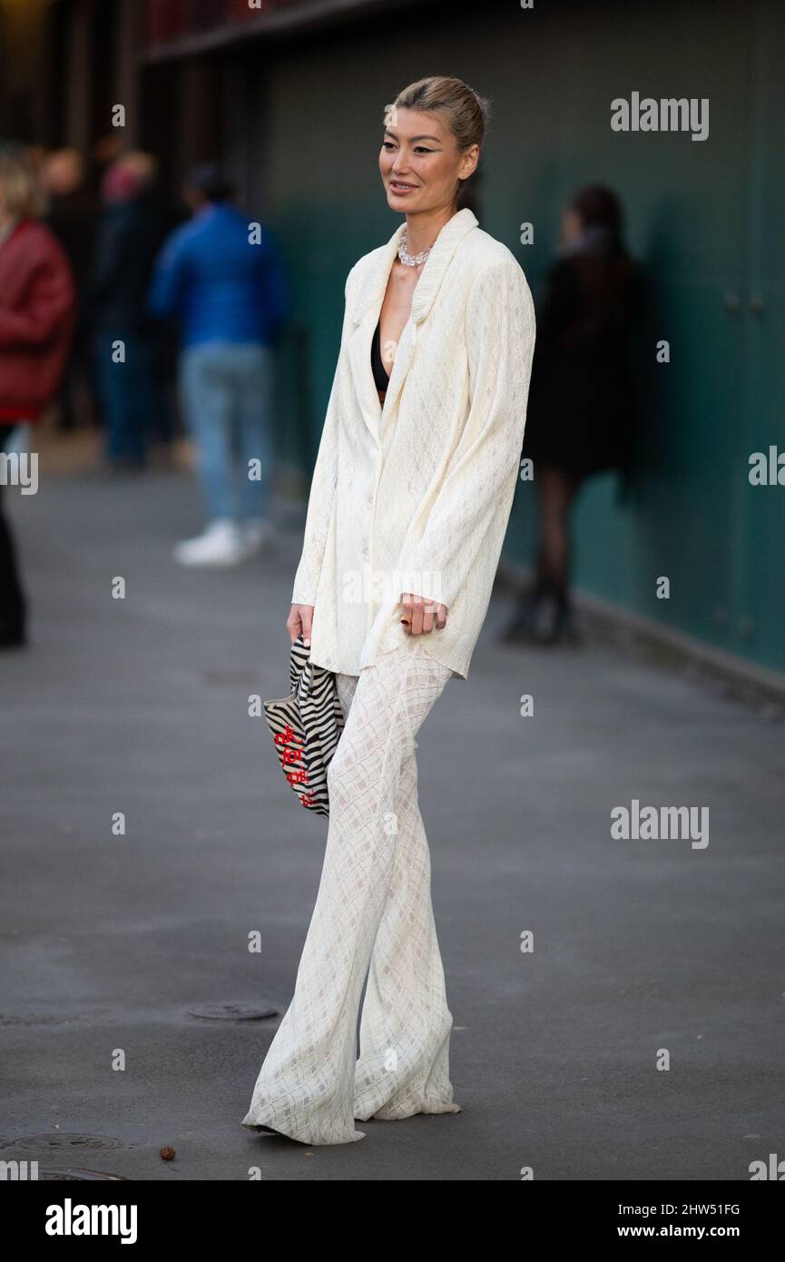 Amalie Gassmann vor der Etro Fashion Show während der Mailänder Fashion Week Herbst/Winter 2022/2023 Stockfoto