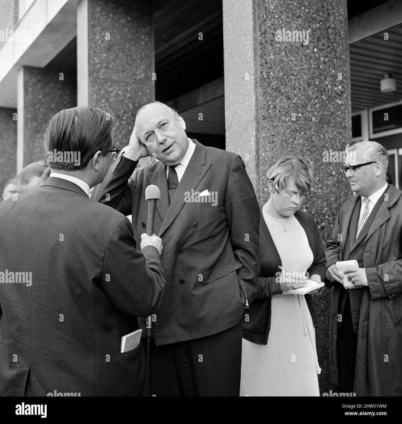 The Aberfan Tribunal, Cardiff, , South Wales, 20.. April 1967 Lord Robens spricht heute in Cardiff mit der Presse die Aberfan-Katastrophe war ein katastrophaler Zusammenbruch einer kollidierenden Beute im walisischen Dorf Aberfan, in der Nähe von Merthyr Tydfil. Er wurde durch eine Ansammlung von Wasser im angesammelten Fels und Schiefer verursacht, die plötzlich in Form von Schlamm bergab zu rutschen begann und am 21.. Oktober 1966 die Pantglas Junior School darunter verschlang und 116 Kinder und 28 Erwachsene tötete. Das ursprüngliche Schulgelände ist heute ein Gedenkgarten. Stockfoto