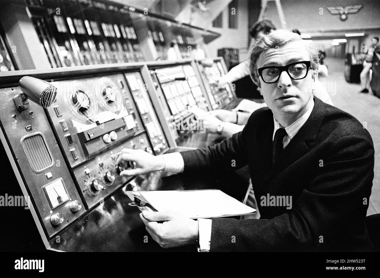 Nach fünf Wochen der Dreharbeiten in Harry Saltzmans Billion Dollar Brain im finnischen Subzero kam der Schauspieler Michael Caine als Cockney-Spion Harry Palmer in den Pinewood Studios mit The Brain in Verbindung, wo ein Honeywell-Computer aus dem Jahr £150 000 die Grundlage für ein bemerkenswertes Set ist, das die gesamte Soundbühne besetzt. 16.. März 1967. Stockfoto