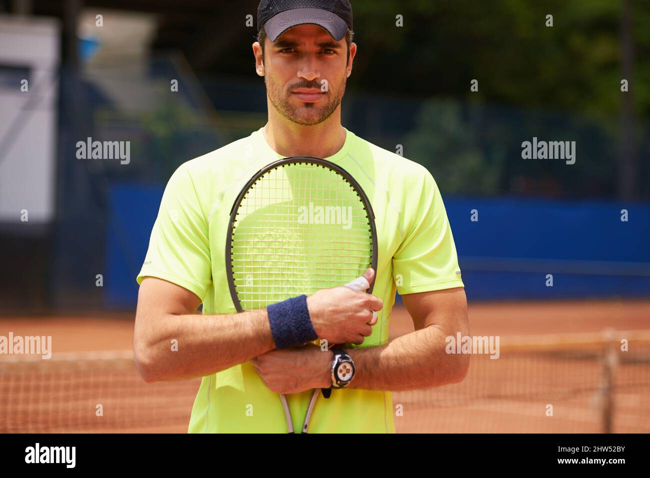 Hes König des Tones. Ein männlicher Tennisspieler auf einem Sandplatz. Stockfoto