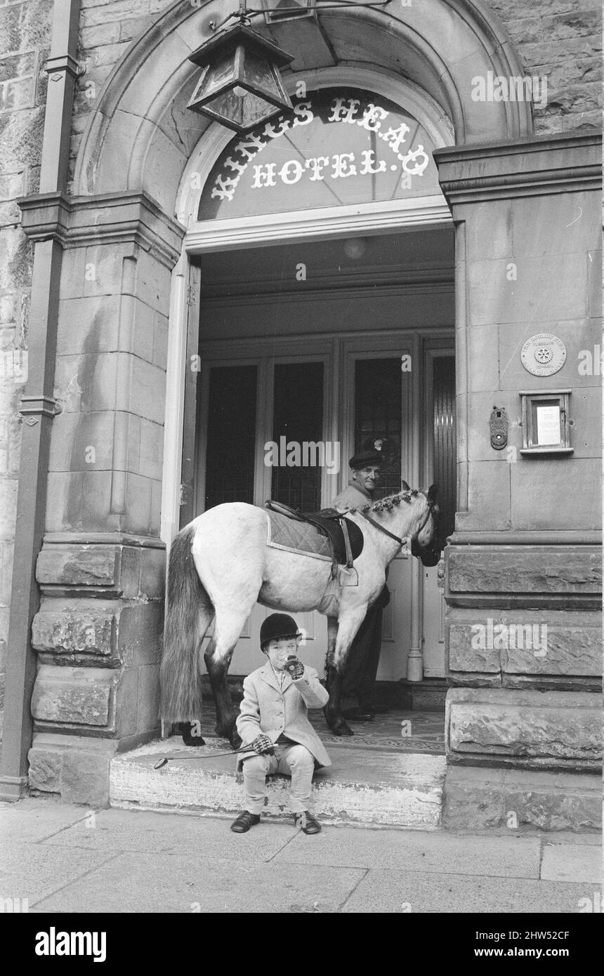 Whisky das Pony in seinem lokalen Pub, der King's Head Hotel Bar in Barnard Castle County Durham, um seine tägliche 3 Pint Bier zu trinken, während die geduldige Reiterin Deborah Hooper (6) draußen warten muss (da sie zu jung ist, um in einer Bar zu trinken), 7.. Mai 1968. Im Bild: Deborah trinkt auf der Treppe ein Glas Limonade. Stockfoto