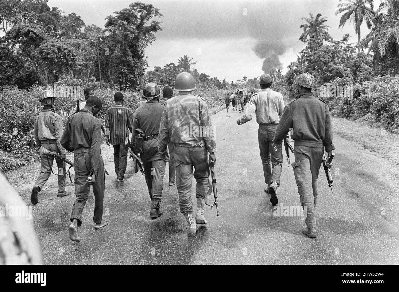 Biafranische Soldaten sahen hier, wie sie auf die nigrische Armee zuvorrückten. 11.. Juni 1968The der nigerianische Bürgerkrieg, auch bekannt als Biafraner Krieg, dauerte zweieinhalb Jahre, vom 6. Juli 1967 bis zum 15. Januar 1970, und wurde gekämpft, um der Abspaltung von Biafra von Nigeria entgegenzuwirken. Die indigenen Igbo-Bewohner von Biafra fühlten sich nach der Unabhängigkeit von Großbritannien nicht mehr mit der nordeuropäischen Bundesregierung koexistieren können. Politische, wirtschaftliche, ethnische, kulturelle und religiöse Spannungen kochten schließlich nach dem Militärputsch von 1966 in einen Bürgerkrieg über, dann in einen Gegenputsch, der zur pe führte Stockfoto
