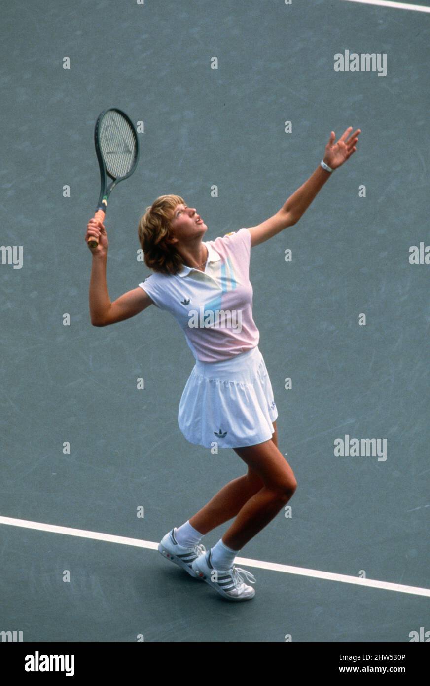 Steffi Graf bereitet sich darauf vor, während eines Spiels bei den US Open 1985 in Flushing Meadow zu dienen. Stockfoto