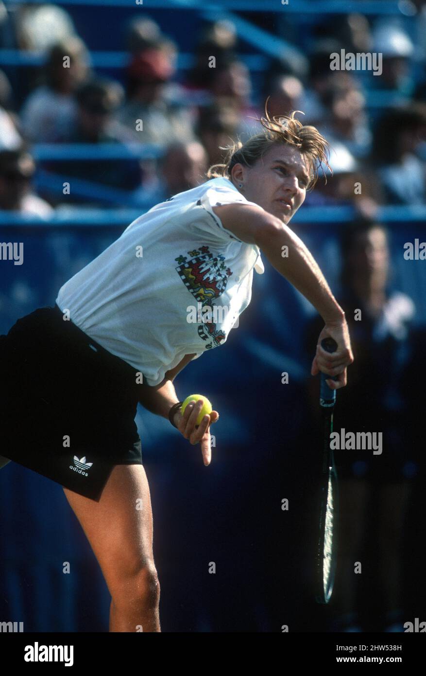 Steffi Graf diente während der US Open 1989 in Flushing Meadow. Stockfoto