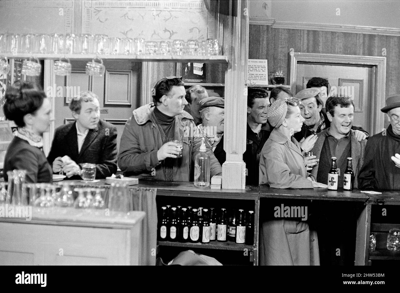 Die Besetzung von „Coronation Street“ am Set. Eileen Derbyshire (rechts