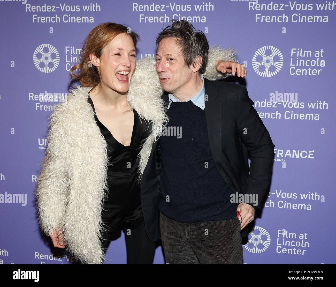 New York, NY, USA. 3. März 2022. Vicky Krieps, Mathieu Amalric bei der Ankunft für Rendez-Vous mit der Eröffnungsnacht des französischen Kinos mit dem FEUER von Claire Denis, Film im Lincoln Center - Walter Reade Theater, New York, NY 3. März 2022. Kredit: CJ Rivera/Everett Collection/Alamy Live Nachrichten Stockfoto