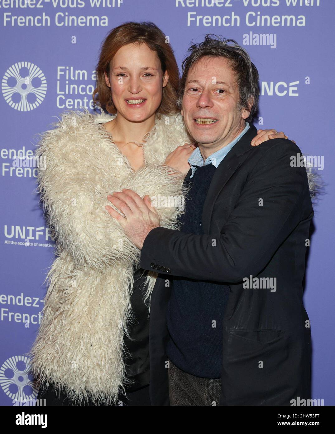 New York, NY, USA. 3. März 2022. Vicky Krieps, Mathieu Amalric bei der Ankunft für Rendez-Vous mit der Eröffnungsnacht des französischen Kinos mit dem FEUER von Claire Denis, Film im Lincoln Center - Walter Reade Theater, New York, NY 3. März 2022. Kredit: CJ Rivera/Everett Collection/Alamy Live Nachrichten Stockfoto