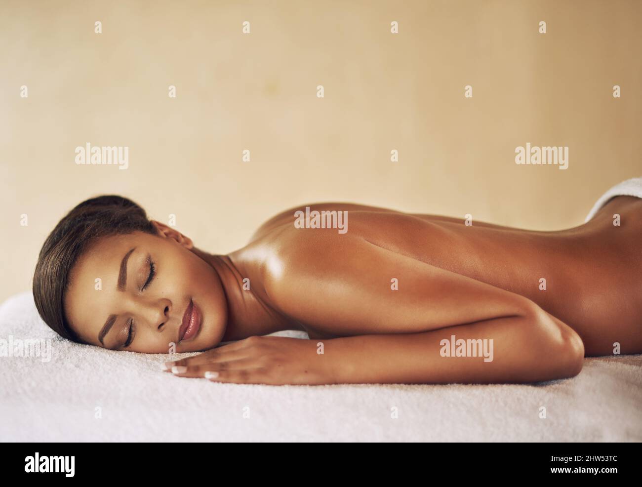 Ganzkörperpflege. Eine kleine Aufnahme einer jungen Frau, die im Spa eine Massage bekommt. Stockfoto