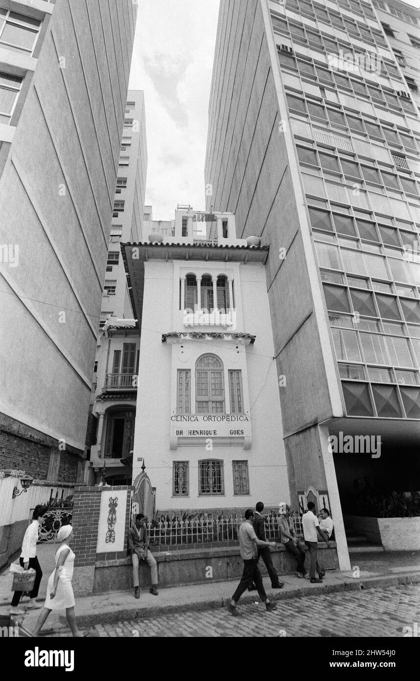 Straßenszenen, Rio de Janeiro, Brasilien, 24.. Oktober 1968. Unser Bild zeigt ... Old and New, Clinica Ortopedica, Dr. Henrique Goes, eingeklemmt zwischen zwei modernen Gebäuden. Stockfoto