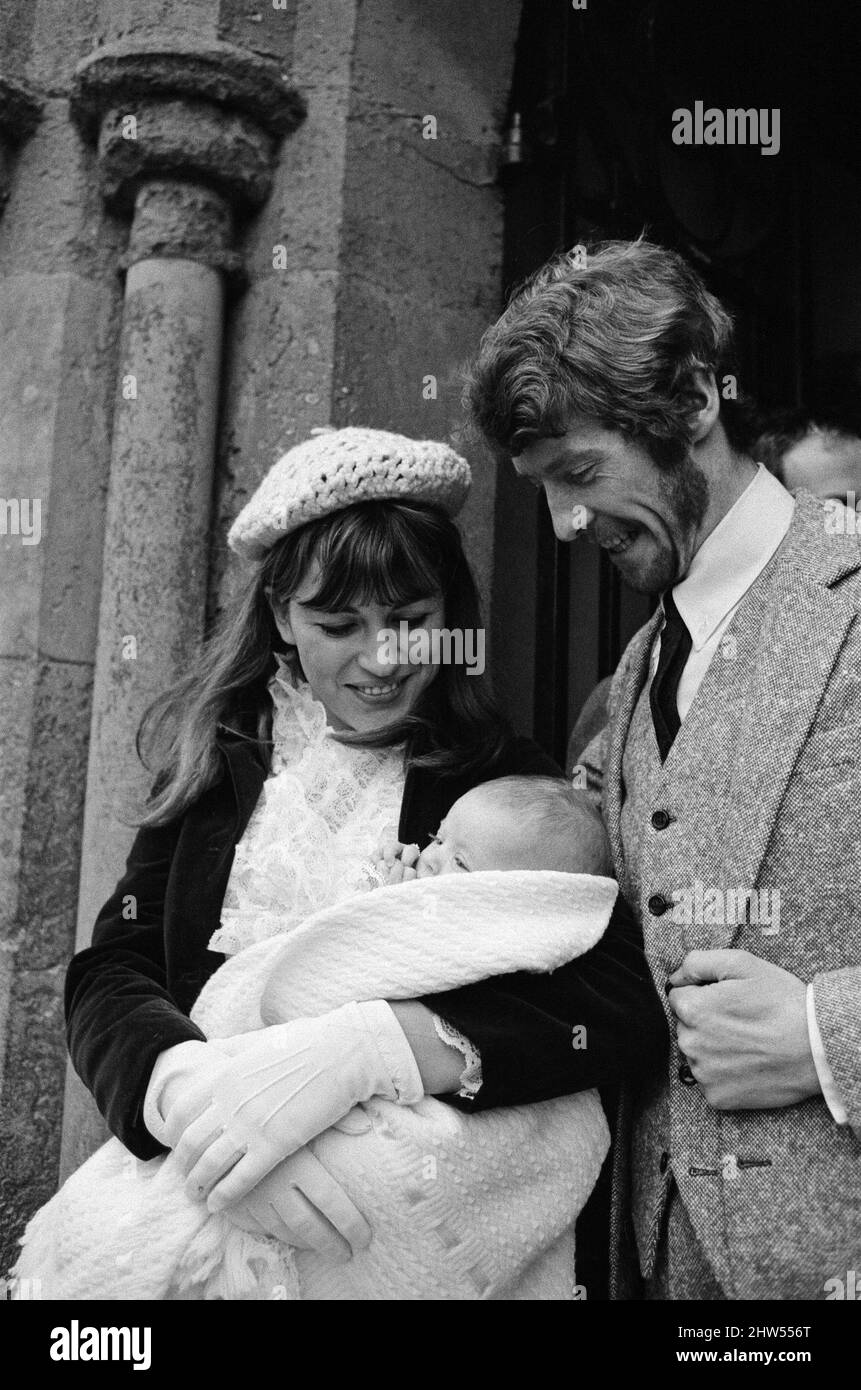 Schauspieler Michael Crawford und seine Frau Gabrielle bei der Taufe ihrer zweiten Tochter Lucy. St Giles Parish Church, Shipbourne, in der Nähe von Tonbridge, Kent. 11.. Februar 1968. Stockfoto