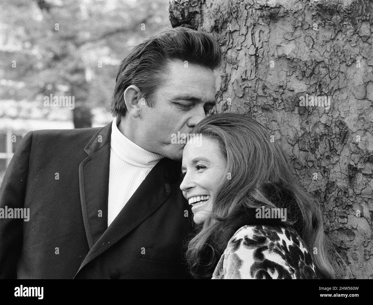 Der amerikanische Country-Sänger Johnny Cash und seine Frau June Carter fotografierten einige Wochen nach ihrer Hochzeit in einem Londoner Park während ihres Besuchs in Großbritannien.3.. Mai 1968. Stockfoto