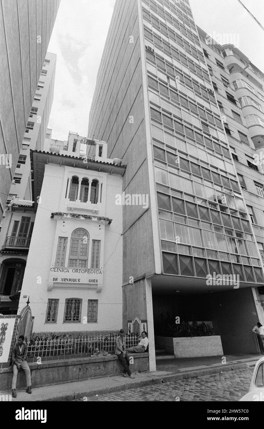 Straßenszenen, Rio de Janeiro, Brasilien, 24.. Oktober 1968. Unser Bild zeigt ... Old and New, Clinica Ortopedica, Dr. Henrique Goes, eingeklemmt zwischen zwei modernen Gebäuden. Stockfoto