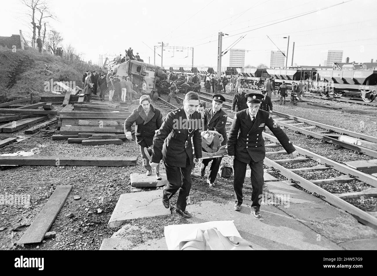 Der Eisenbahnunfall von Stechford 1967 ereignete sich am 28.. Februar 1967 am Bahnhof Stechford in der Gegend von Stechford in Birmingham, England. Hauptursache - Treiberfehler. Sekundäre Ursache - Shunter-Fehler. Ergebnis Nebeneinanderprall, Entgleisung, Kollision mit der Struktur. 9 Tote, 16 Verletzte. Eine Diesellokomotive der Baureihe 24 war mit einem Ballastzug am Stechford-Nebengleise angekommen. Dies sollte nach Nuneaton zurückkehren und so musste die Lokomotive um den Zug fahren. Es gab zu viele Waggons, um die Rundlaufschleife zu verwenden, so dass der Head Shunter beschloss, die Lok über die m herumzufahren Stockfoto