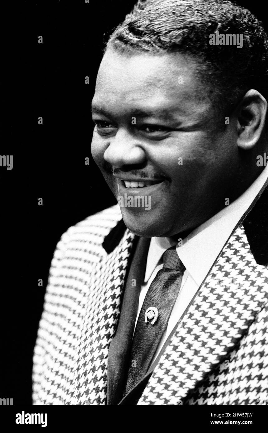 Der amerikanische Rock and Roll-Star Fats Domino am Klavier auf der Bühne des Saville Theatre in London bereitet sich auf die Abendshow mit gerry und den Herzschrittmachern vor. Dies ist seine erste Aufführung in Großbritannien. 27.. März 1967. Stockfoto