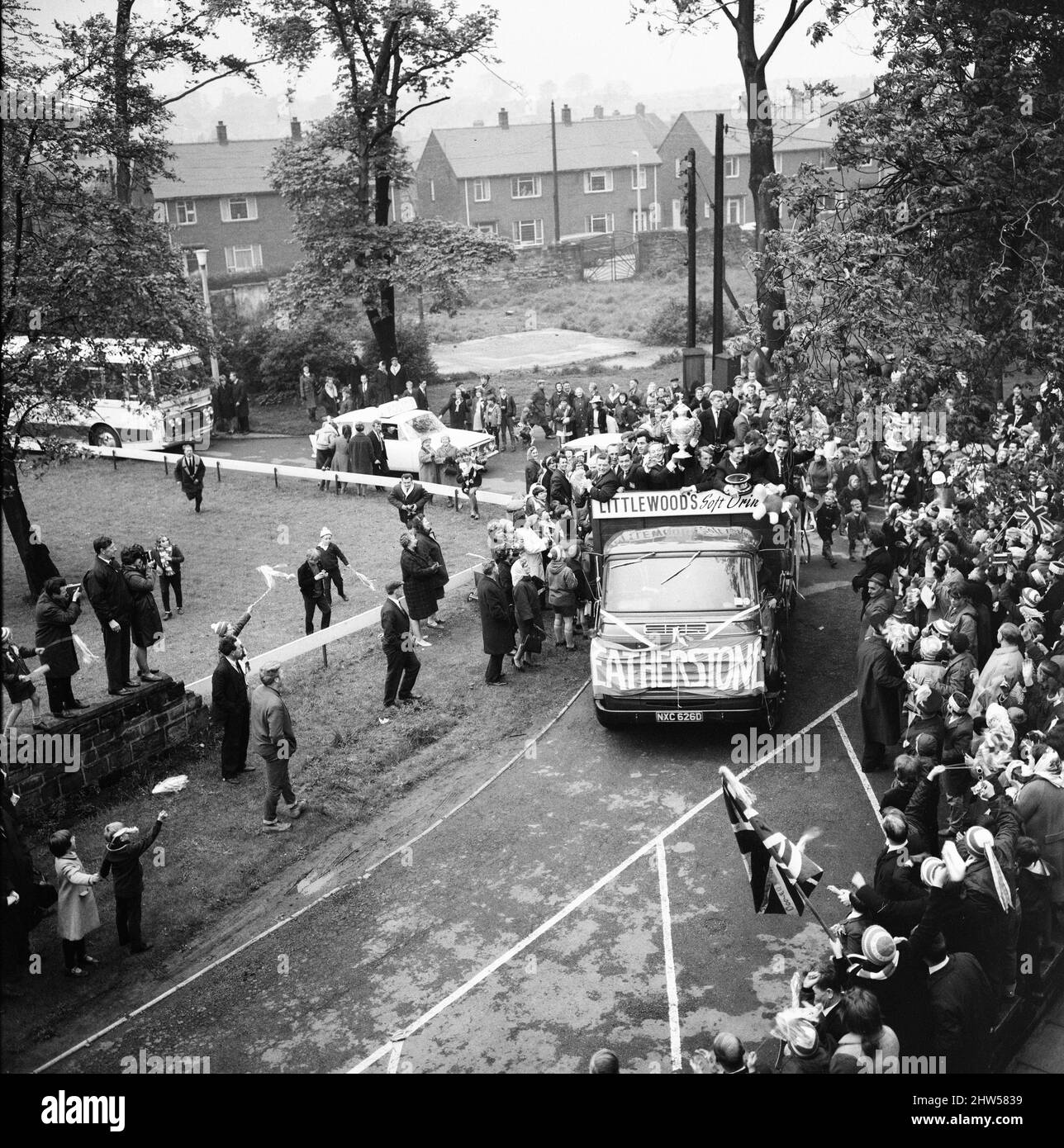 Featherstone Rovers Rugby League Team Siegesparade nach dem Gewinn des Challenge Cup im Mai 1967, Featherstone, West Yorkshire, England. Rovers besiegte Barrow im Finale, wo eine Gruppe von 77.000 Zuschauern einen damaligen Rekord von ¿54.435 bezahlte, um das Spiel zu sehen. Rovers gewann das Spiel mit 17:12. Stockfoto