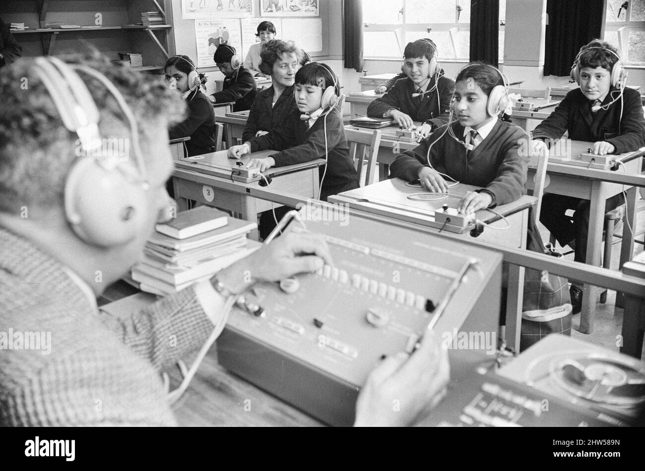 Schulkinder im Sprachkurs im Pestalozzi Village für Kinder in Sedlescombe, East Sussex, 22.. Mai 1967. Die Gemeinde ist nach dem Schweizer Pädagogen des 18. Jahrhunderts Johann Heinrich Pestalozzi benannt, der sein Leben der Schließung von Spaltungen in der Gesellschaft durch die Erziehung des ganzen Menschen - Kopf, Herz und Hände - widmete. Stockfoto