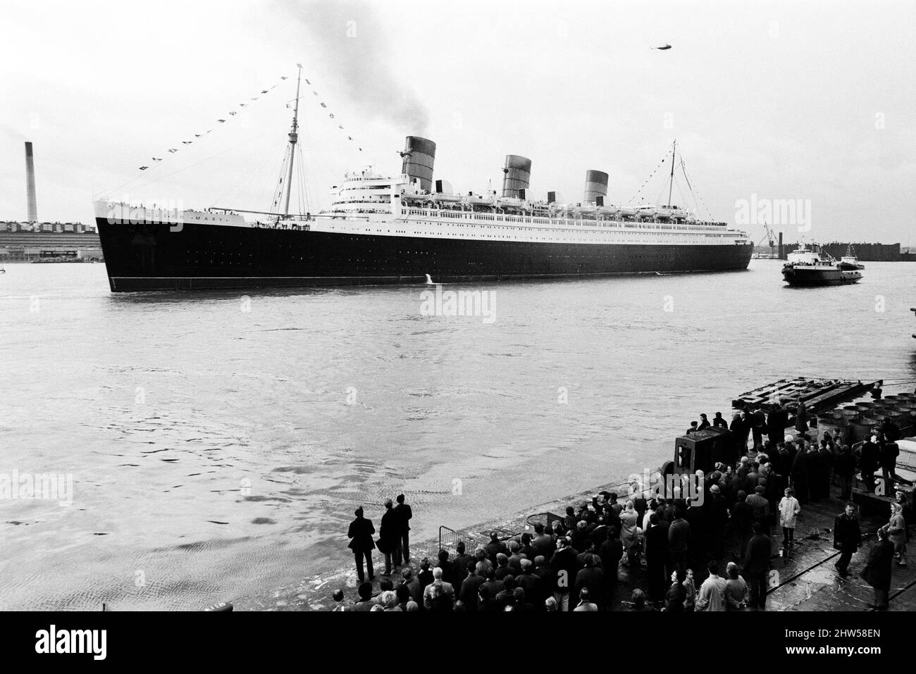 Das Cunard White Star Liner Queen Mary segelt zum letzten Mal. Die Leute säumten den Kai, um sie zu sehen. 31.. Oktober 1967. Stockfoto