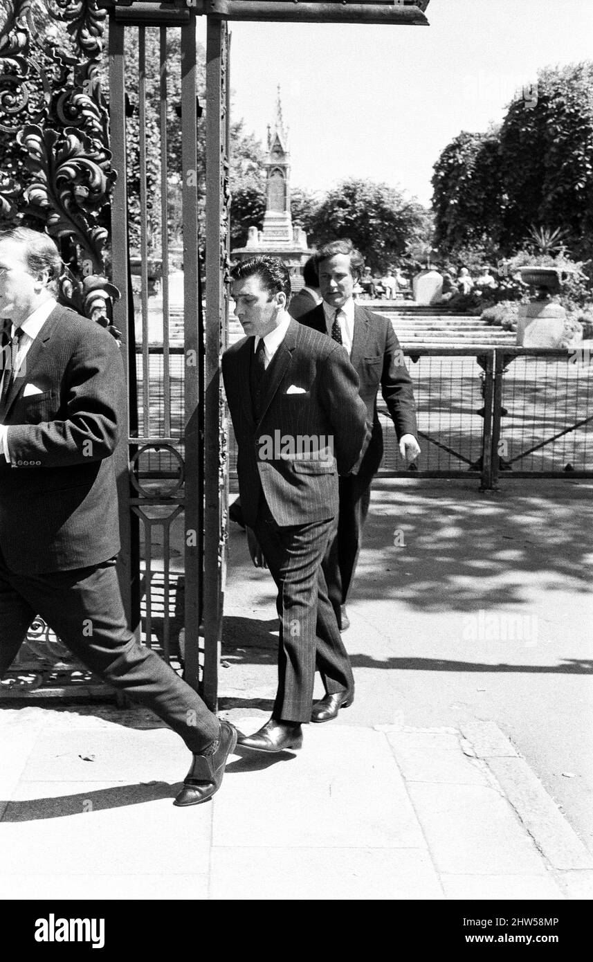 Untersuchung des Todes von Frances Shea, der Frau von Reginald Kray. St Pankreas Coroners Court, London, 13.. Juni 1967. Abgebildet. Reginald Kray. Stockfoto