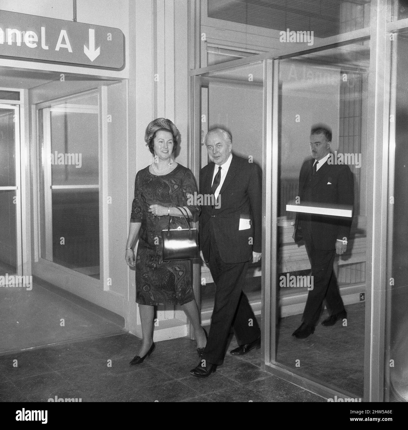 Premierminister Harold Wilson (1916 - 1995) besucht Hebburn und Jarrow während seiner Tour durch den Nordosten des Landes. 17.. Februar 1967 Stockfoto