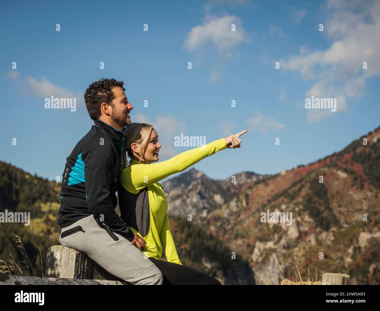 USA, Utah, American Fork, lächelndes Paar, das die Aussicht in die Berglandschaft betrachtet Stockfoto