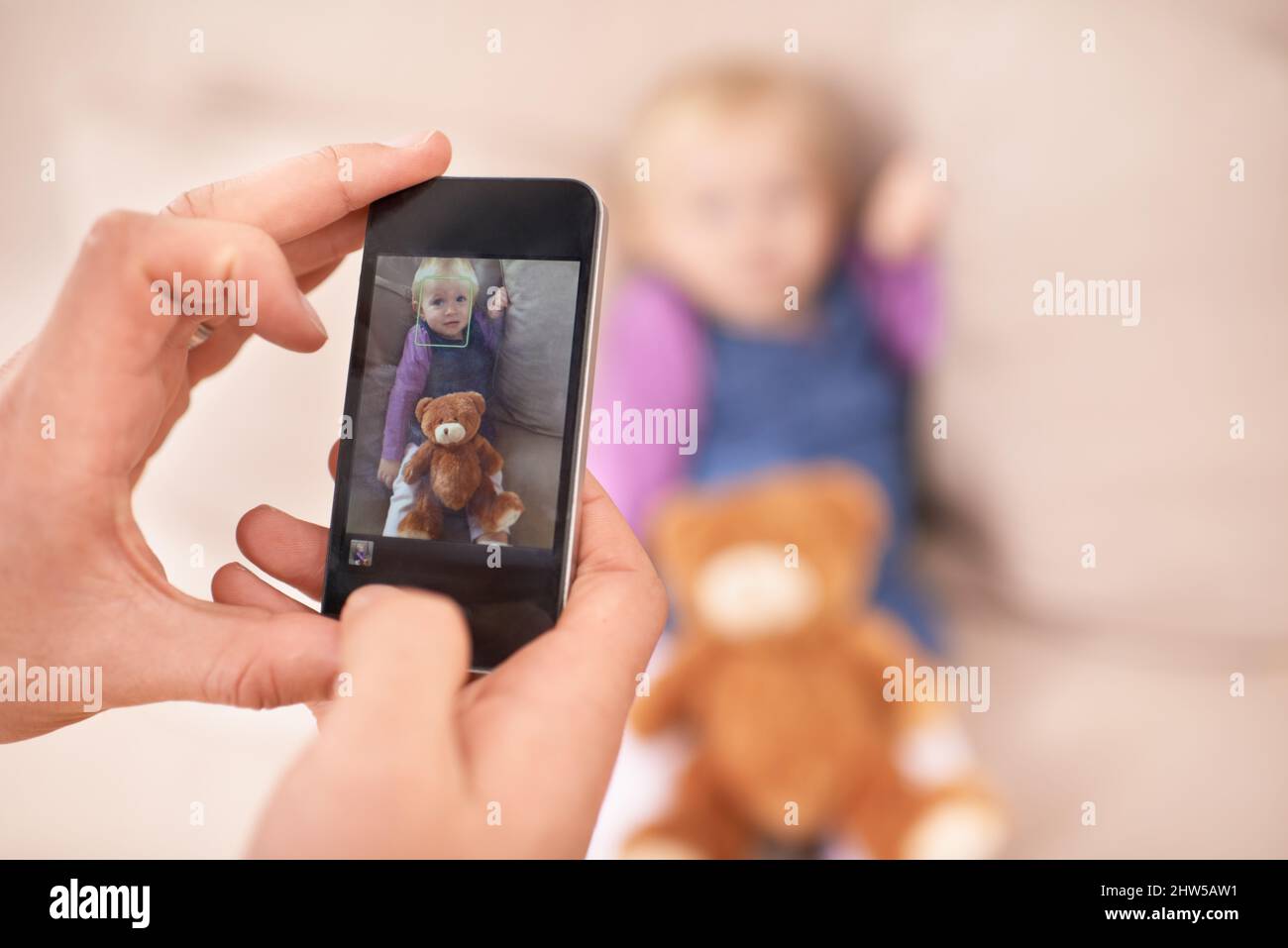 Die Kindheit seiner Töchter festhalten. Ausgeschnittene Aufnahme eines Vaters, der ein Handy-Foto seiner Tochter gemacht hat. Stockfoto