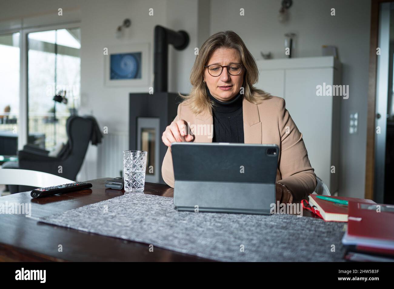 Nunkirchen, Deutschland. 28. Januar 2022. Anke Rehlinger (SPD), Ministerin für Wirtschaft, Arbeit, Energie und Verkehr und stellvertretende Ministerpräsidentin, arbeitet in ihrem Wohnzimmer zu Hause. Rehlinger ist der Spitzenkandidat der SPD für die anstehenden Landtagswahlen im Saarland. Quelle: Oliver Dietze/dpa/Alamy Live News Stockfoto