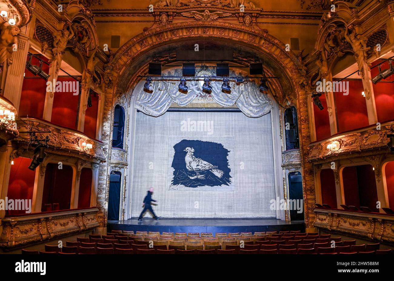 Berlin, Deutschland. 03. März 2022. Mit einer Friedenstaube hat das Berliner Ensemble einen Vorhang aus der Zeit Bertolt Brechts wieder aufgehüllt. Als Brecht 1950s mit dem Berliner Ensemble in das Theater am Schiffbauerdamm wechselte, hing er als Erinnerung an den Krieg einen Theatervorhang mit einer Friedenstaube von Pablo Picasso auf, teilte das Theater mit. Nun hängt der ursprüngliche Vorhang im Großen Haus als Zeichen der Solidarität mit der Ukraine wieder. Quelle: Jens Kalaene/dpa-Zentralbild/dpa/Alamy Live News Stockfoto