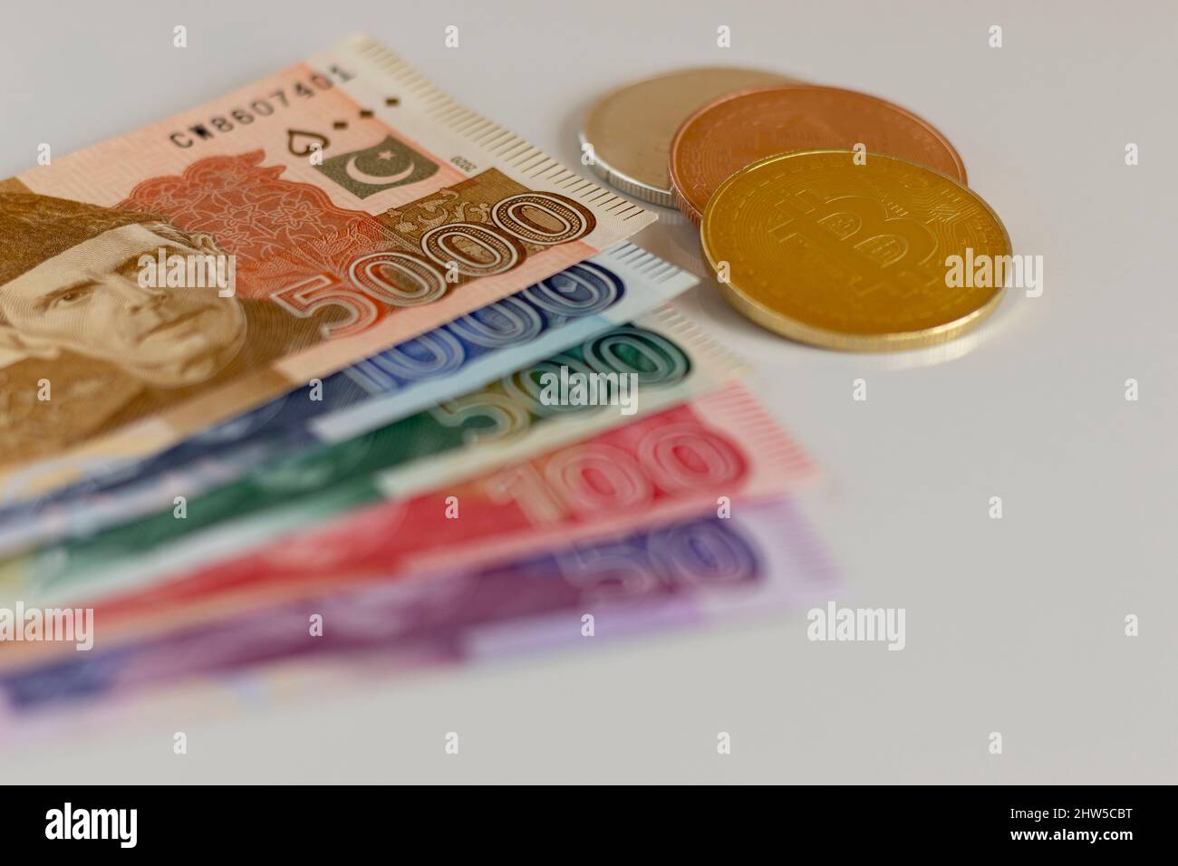 Krypto-Währungshandelskonzept mit Rupien Stockfoto