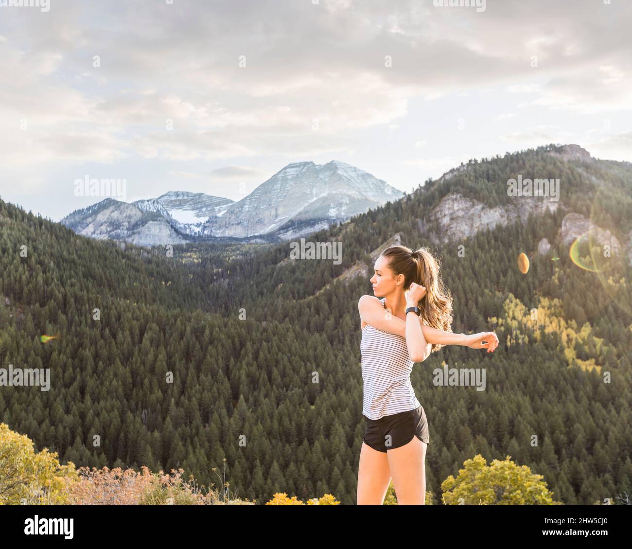 USA, Utah, American Fork, Frau, die sich in der Berglandschaft erstreckt Stockfoto