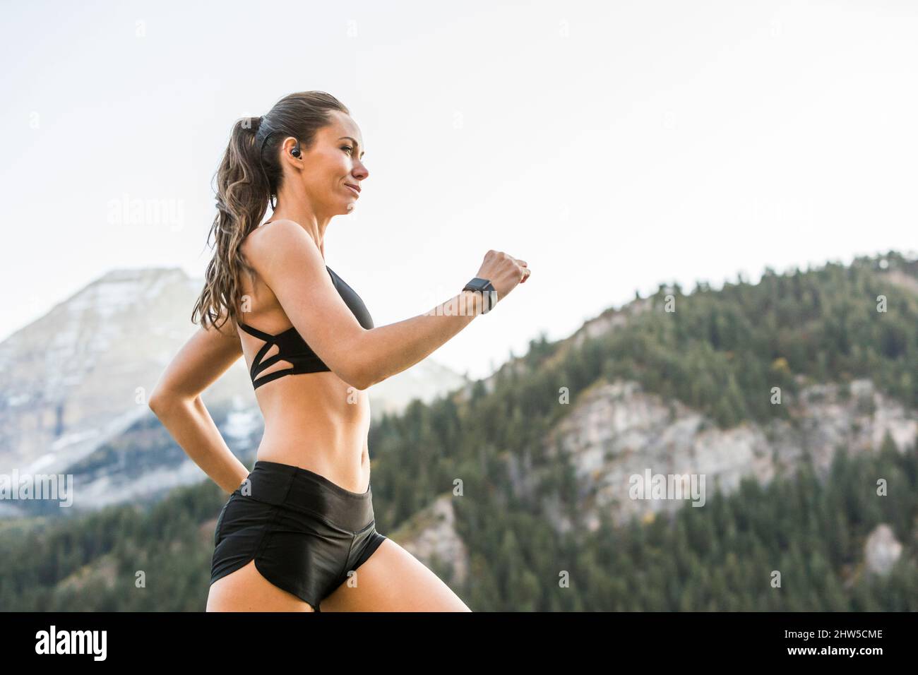 USA, Utah, American Fork, Sportlerin beim Joggen in der Berglandschaft Stockfoto