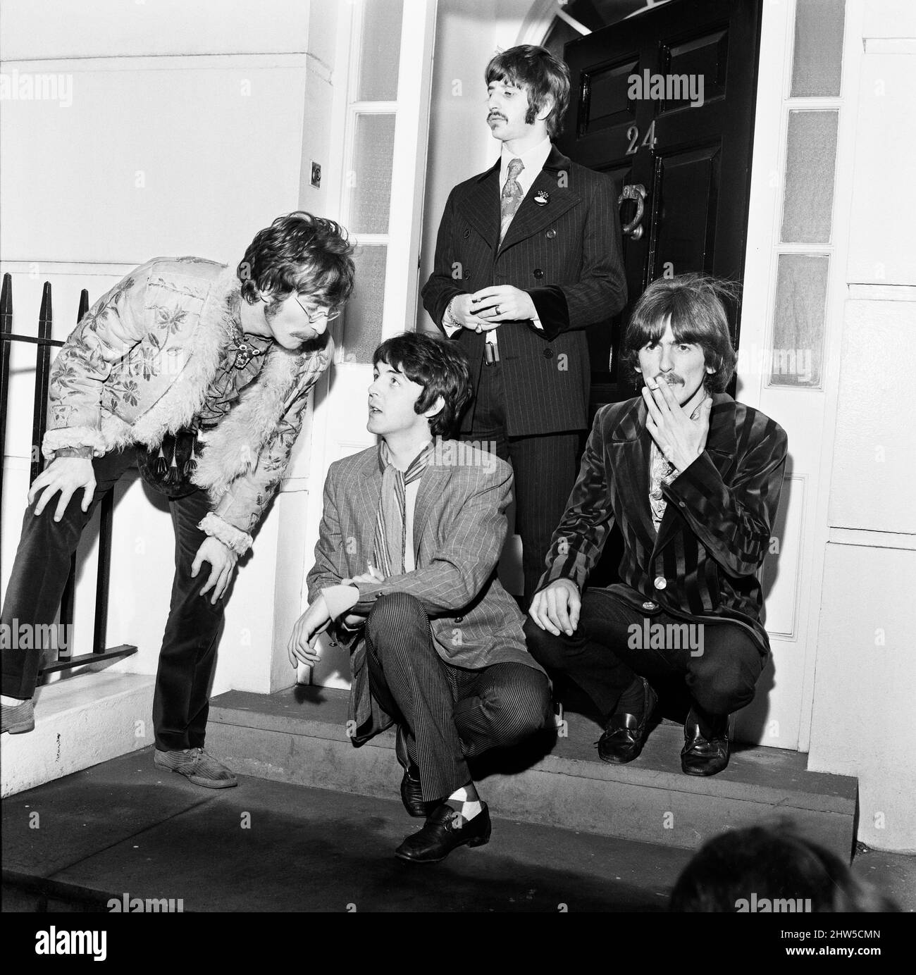 Die Beatles, die hier auf einer Pressefotozelle für ihre Sergeant Peppers Lonely Hearts Club LP zu sehen waren. Die Beatles schlugen bei der BBC ein, nachdem die Corporation den Song „A Day in the Life“ mit der Begründung Verbot, dass er eine freizügige Einstellung zum Drogenkonsum fördern könnte. 20. Mai 1967 Stockfoto
