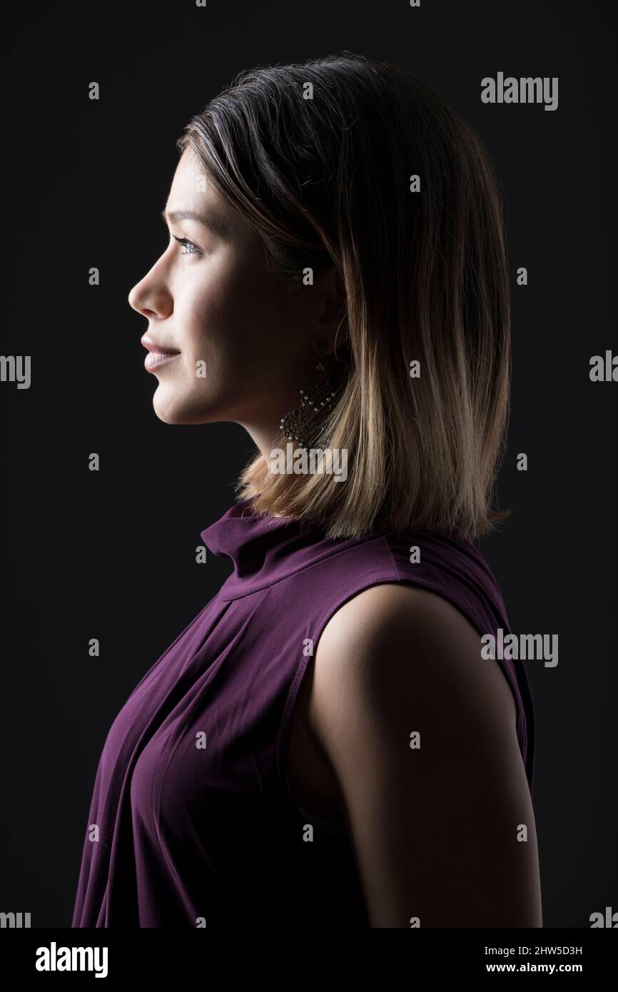 Profil der Frau vor schwarzem Hintergrund Stockfoto