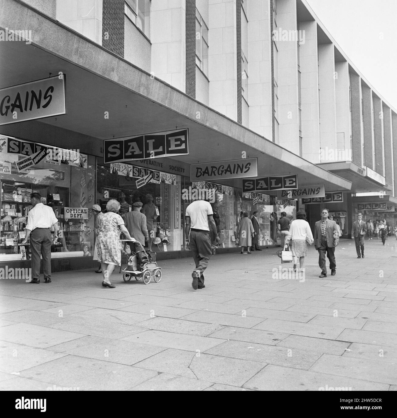 Co-Op Supermarkt in Stratford, London 15.. Juli 1967 Stockfoto