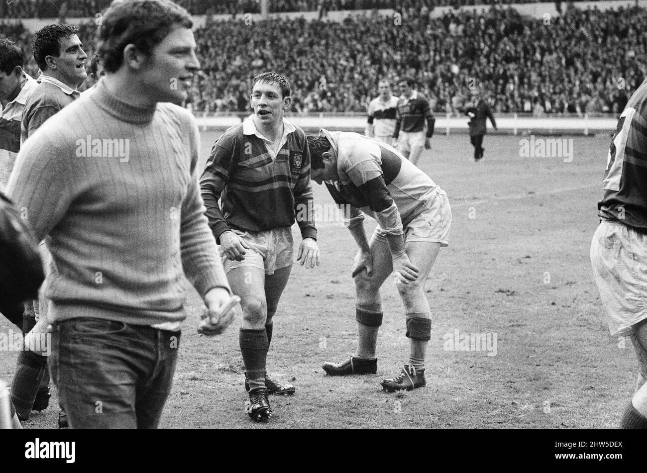 Leeds 11-10 Wakefield Trinity, Rugby League Challenge Cup Finalspiel im Wembley Stadium, London, Samstag, 11.. Mai 1968. Unser Bild Zeigt ... Don Fox von Wakefield (Hände auf Knie) ist untröstlich am Ende des Spiels, nachdem er in der letzten Minute des Spiels eine Konvertierung vor den Beiträgen verpasst hat und Leeds einen 11:10-Sieg bescherte. Stockfoto
