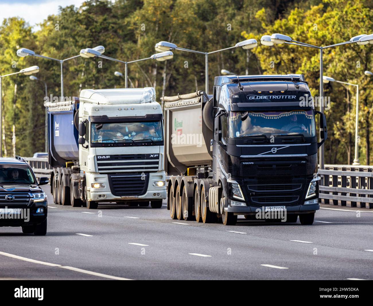 Schwere Muldenkipper DAF und Volvo auf der Intercity-Autobahn in Russland. (Foto von Alexander Sayganov / SOPA Images/Sipa USA) Stockfoto