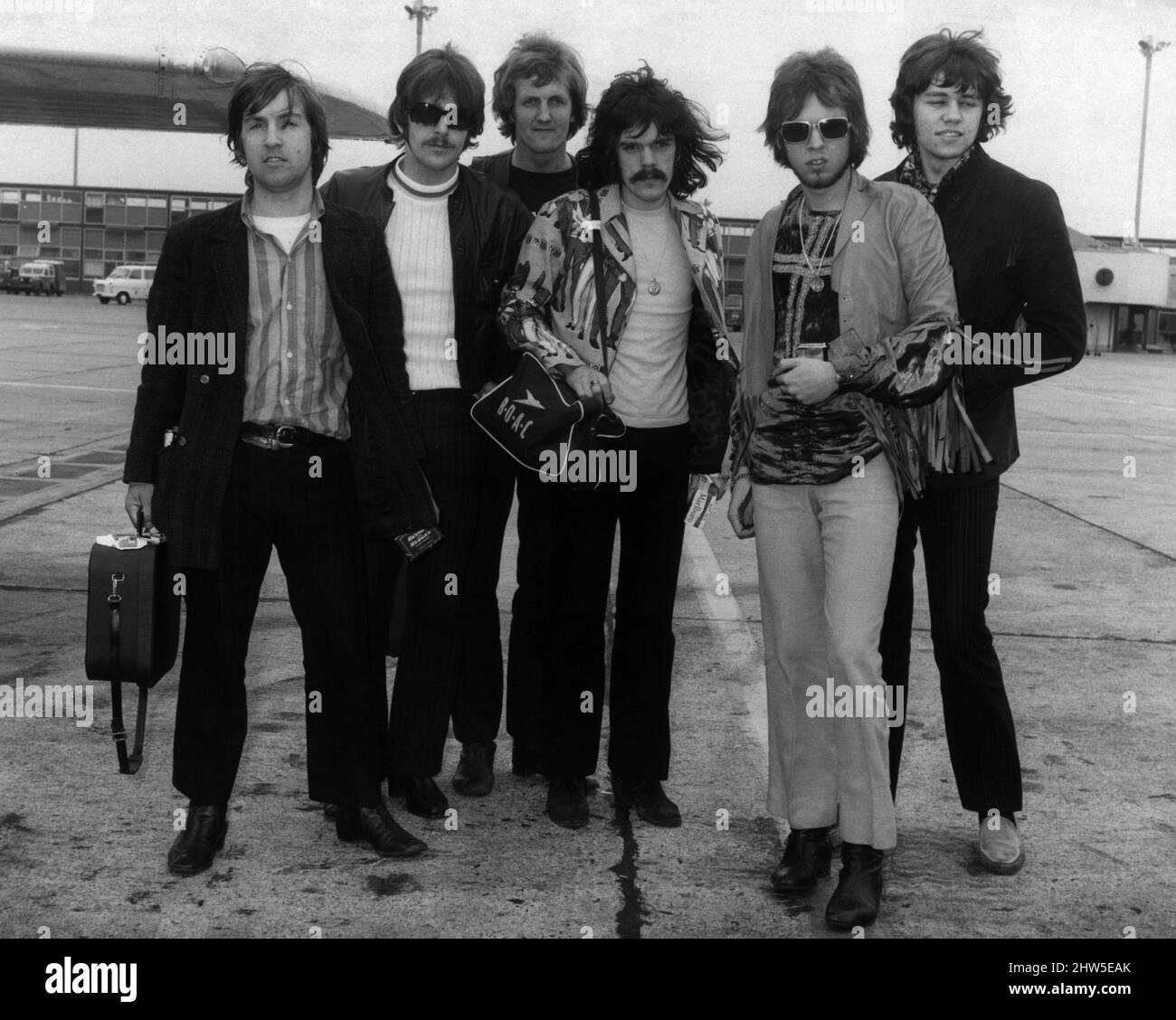 Die Pop-Gruppe "The Move" kehrte nach einer umstrittenen Show in Rom, Italien, am Flughafen London zurück, wo ihr Straßenmanager wegen des Einsatzes von Feuerwerkskörpern auf der Bühne während ihres Sets festgenommen wurde.7.. Mai 1968. Stockfoto