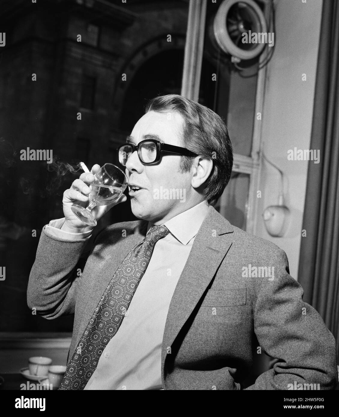 Nein – das bin ich hier!, Presseempfang für Fernsehserien, die von Associated-Rediffusion produziert wurden und eine neue Serie, Serie 2, neue Woche auf ITV, Mittwoch, 8.. Mai 1968, starten. Unser Bild zeigt ... Ronnie Corbett, der die Figur Ronnie spielt, eine S-Bahn-Pendlerin, die in einer Versicherungsgesellschaft arbeitet. Stockfoto