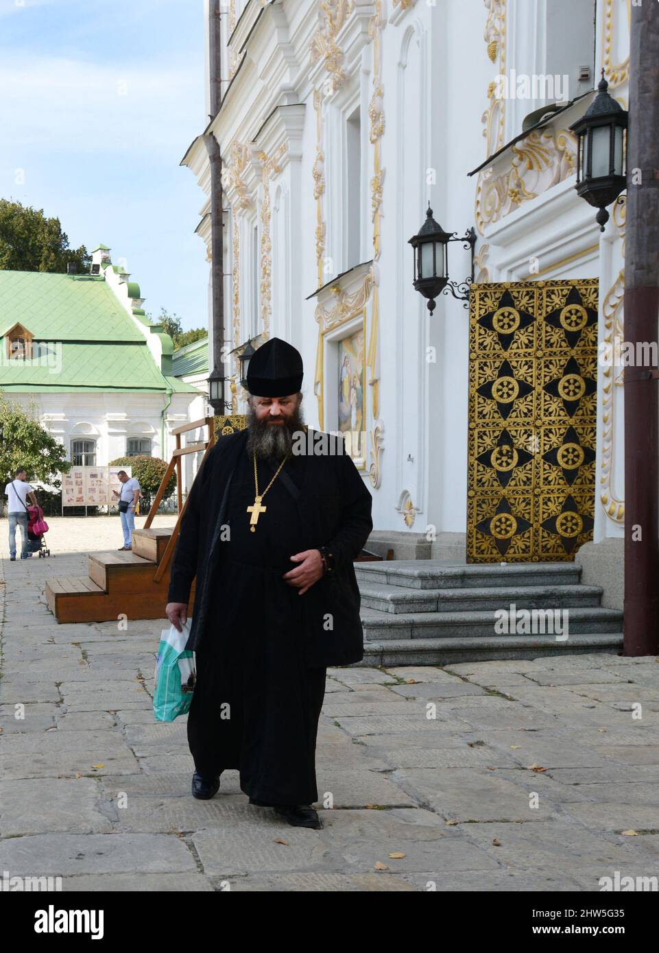 Ein ukrainisch-orthodoxer Priester, der am Lavra-Kloster in Kiew, Ukraine, vorbei geht. Stockfoto