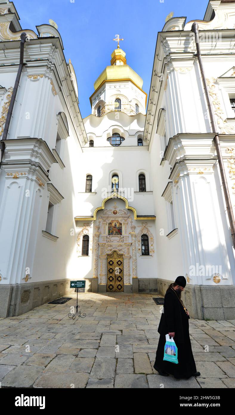 Ein ukrainisch-orthodoxer Priester, der am Lavra-Kloster in Kiew, Ukraine, vorbei geht. Stockfoto