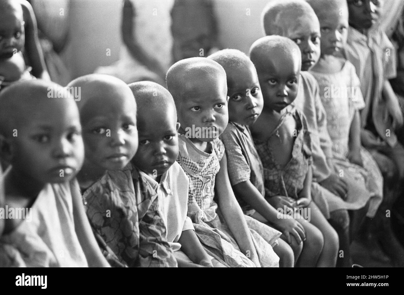 Hungernde Kinder im Queen Elizabeth Hospital, Umuahia, nur einige der geschätzten ein bis zwei Millionen Opfer des Biafran-Krieges. 23.. Juni 1968The der nigerianische Bürgerkrieg, auch bekannt als Biafraner Krieg, dauerte zweieinhalb Jahre, vom 6. Juli 1967 bis zum 15. Januar 1970, und wurde gekämpft, um der Abspaltung von Biafra von Nigeria entgegenzuwirken. Die indigenen Igbo-Bewohner von Biafra fühlten sich nach der Unabhängigkeit von Großbritannien nicht mehr mit der nordeuropäischen Bundesregierung koexistieren können. Politische, wirtschaftliche, ethnische, kulturelle und religiöse Spannungen kochten schließlich in einen Bürgerkriegsfolls über Stockfoto