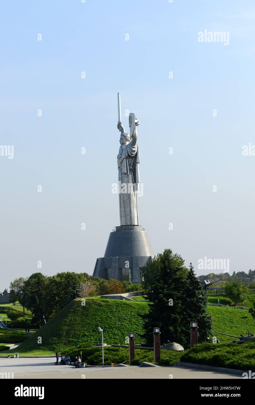 Das ukrainische Mutterland-Denkmal ist eine riesige Statue auf dem Dach des Nationalmuseums für die Geschichte des Großen Vaterländischen Krieges von 1941-1945 in Kiew, Ukraine Stockfoto
