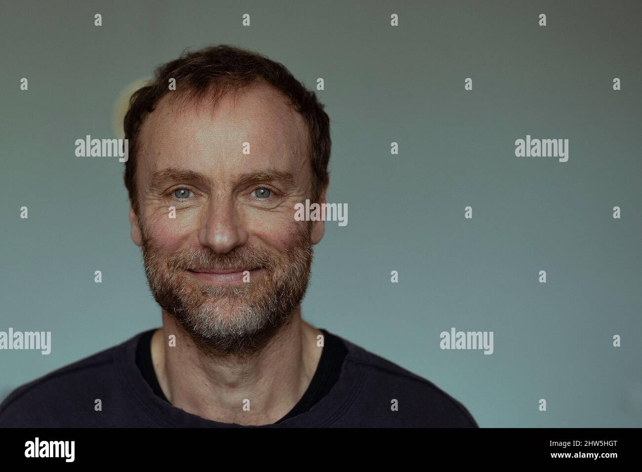 Berlin, Deutschland. 22.. Februar 2022. Mark Waschke, Schauspieler, nach einem dpa-Interview im Café Einstein Stammhaus. Mark Waschke feiert am 10. März 2022 seinen 50.. Geburtstag. (Zu dpa: 'Was ist normal? Schauspieler Waschke stellt viele Fragen') Quelle: Carsten Koall/dpa/Alamy Live News Stockfoto Berlin, Deutschland. 22.. Februar 2022. Mark Waschke, Schauspieler, nach einem dpa-Interview im Café Einstein Stammhaus. Mark Waschke feiert am 10. März 2022 seinen 50.. Geburtstag. (Zu dpa: 'Was ist normal? Schauspieler Waschke stellt viele Fragen') Quelle: Carsten Koall/dpa/Alamy Live News Stockfoto