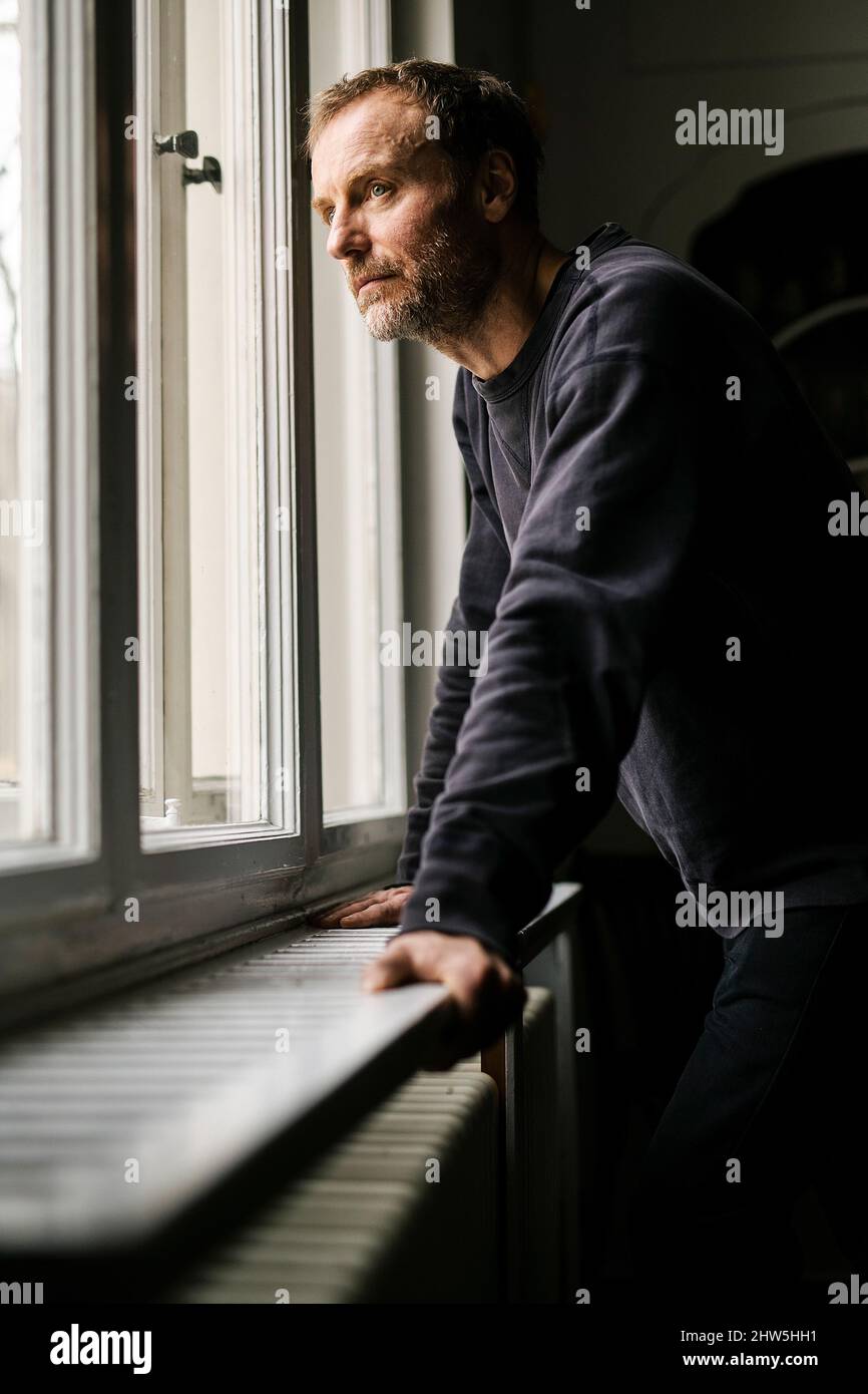 Berlin, Deutschland. 22.. Februar 2022. Mark Waschke, Schauspieler, nach einem dpa-Interview im Café Einstein Stammhaus. Mark Waschke feiert am 10. März 2022 seinen 50.. Geburtstag. (Zu dpa: 'Was ist normal? Schauspieler Waschke stellt viele Fragen') Quelle: Carsten Koall/dpa/Alamy Live News Stockfoto Berlin, Deutschland. 22.. Februar 2022. Mark Waschke, Schauspieler, nach einem dpa-Interview im Café Einstein Stammhaus. Mark Waschke feiert am 10. März 2022 seinen 50.. Geburtstag. (Zu dpa: 'Was ist normal? Schauspieler Waschke stellt viele Fragen') Quelle: Carsten Koall/dpa/Alamy Live News Stockfoto