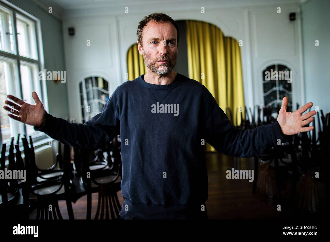 Berlin, Deutschland. 22.. Februar 2022. Mark Waschke, Schauspieler, nach einem dpa-Interview im Café Einstein Stammhaus. Mark Waschke feiert am 10. März 2022 seinen 50.. Geburtstag. (Zu dpa: 'Was ist normal? Schauspieler Waschke stellt viele Fragen') Quelle: Carsten Koall/dpa/Alamy Live News Stockfoto Berlin, Deutschland. 22.. Februar 2022. Mark Waschke, Schauspieler, nach einem dpa-Interview im Café Einstein Stammhaus. Mark Waschke feiert am 10. März 2022 seinen 50.. Geburtstag. (Zu dpa: 'Was ist normal? Schauspieler Waschke stellt viele Fragen') Quelle: Carsten Koall/dpa/Alamy Live News Stockfoto