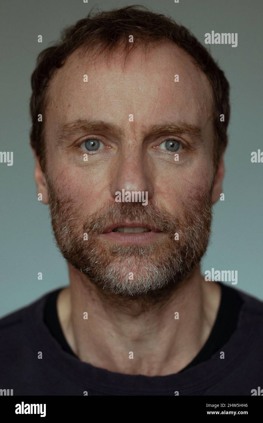 Berlin, Deutschland. 22.. Februar 2022. Mark Waschke, Schauspieler, nach einem dpa-Interview im Café Einstein Stammhaus. Mark Waschke feiert am 10. März 2022 seinen 50.. Geburtstag. (Zu dpa: 'Was ist normal? Schauspieler Waschke stellt viele Fragen') Quelle: Carsten Koall/dpa/Alamy Live News Stockfoto Berlin, Deutschland. 22.. Februar 2022. Mark Waschke, Schauspieler, nach einem dpa-Interview im Café Einstein Stammhaus. Mark Waschke feiert am 10. März 2022 seinen 50.. Geburtstag. (Zu dpa: 'Was ist normal? Schauspieler Waschke stellt viele Fragen') Quelle: Carsten Koall/dpa/Alamy Live News Stockfoto