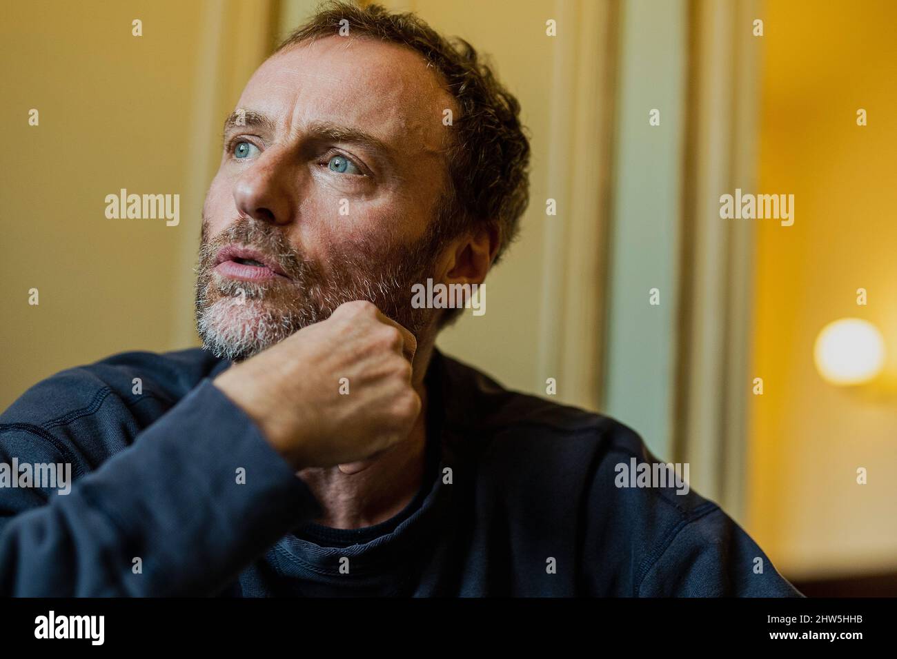 Berlin, Deutschland. 22.. Februar 2022. Mark Waschke, Schauspieler, während eines dpa-Interviews im Café Einstein Stammhaus. Mark Waschke feiert am 10. März 2022 seinen 50.. Geburtstag. (Zu dpa: 'Was ist normal? Schauspieler Waschke stellt viele Fragen') Quelle: Carsten Koall/dpa/Alamy Live News Stockfoto Berlin, Deutschland. 22.. Februar 2022. Mark Waschke, Schauspieler, während eines dpa-Interviews im Café Einstein Stammhaus. Mark Waschke feiert am 10. März 2022 seinen 50.. Geburtstag. (Zu dpa: 'Was ist normal? Schauspieler Waschke stellt viele Fragen') Quelle: Carsten Koall/dpa/Alamy Live News Stockfoto