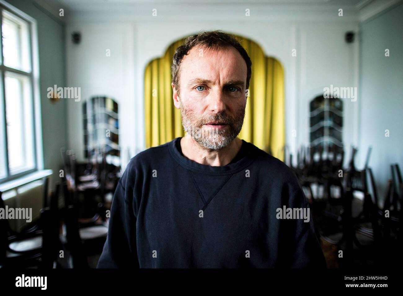 Berlin, Deutschland. 22.. Februar 2022. Mark Waschke, Schauspieler, nach einem dpa-Interview im Café Einstein Stammhaus. Mark Waschke feiert am 10. März 2022 seinen 50.. Geburtstag. (Zu dpa: 'Was ist normal? Schauspieler Waschke stellt viele Fragen') Quelle: Carsten Koall/dpa/Alamy Live News Stockfoto Berlin, Deutschland. 22.. Februar 2022. Mark Waschke, Schauspieler, nach einem dpa-Interview im Café Einstein Stammhaus. Mark Waschke feiert am 10. März 2022 seinen 50.. Geburtstag. (Zu dpa: 'Was ist normal? Schauspieler Waschke stellt viele Fragen') Quelle: Carsten Koall/dpa/Alamy Live News Stockfoto