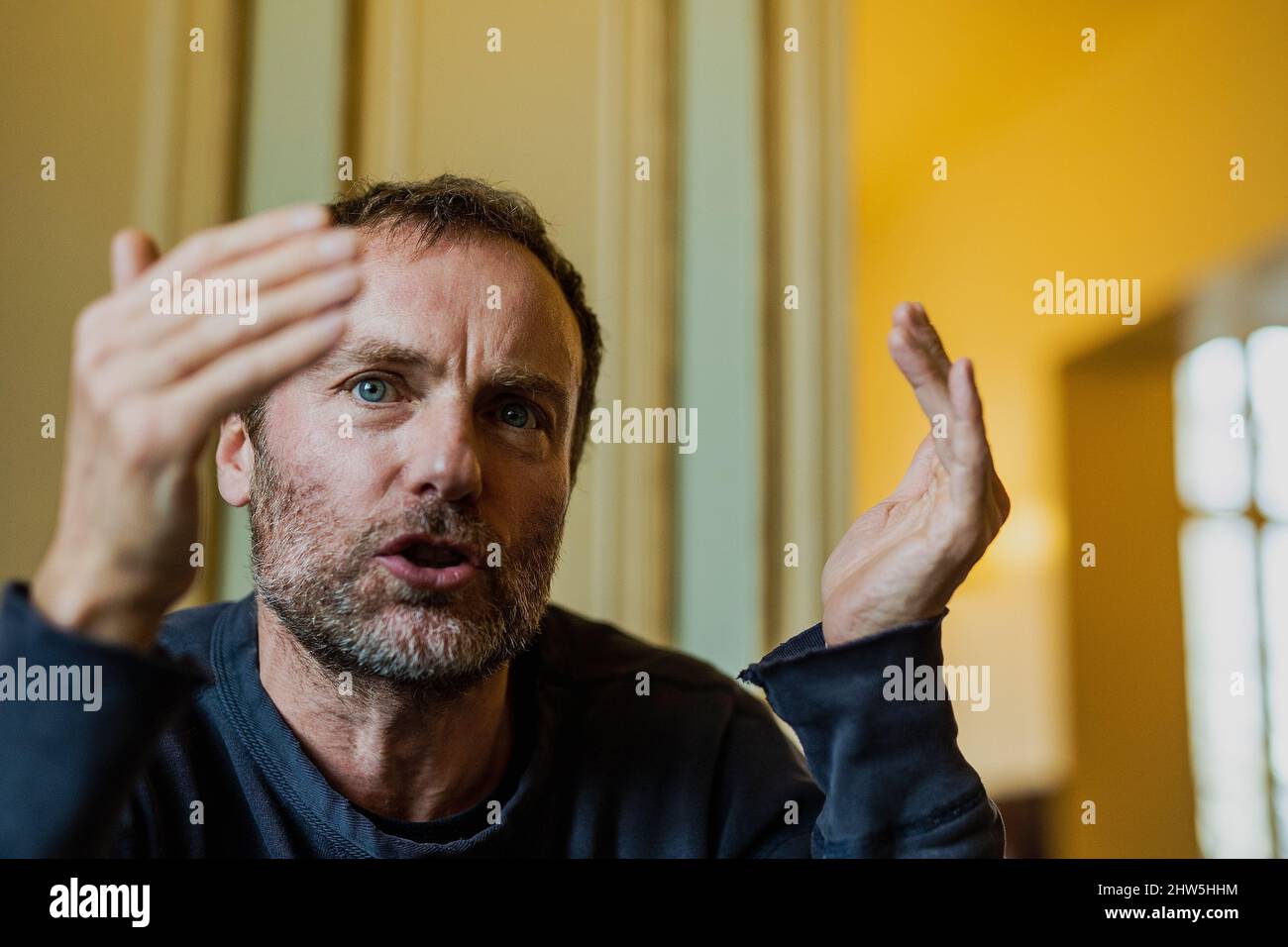 Berlin, Deutschland. 22.. Februar 2022. Mark Waschke, Schauspieler, während eines dpa-Interviews im Café Einstein Stammhaus. Mark Waschke feiert am 10. März 2022 seinen 50.. Geburtstag. (Zu dpa: 'Was ist normal? Schauspieler Waschke stellt viele Fragen') Quelle: Carsten Koall/dpa/Alamy Live News Stockfoto Berlin, Deutschland. 22.. Februar 2022. Mark Waschke, Schauspieler, während eines dpa-Interviews im Café Einstein Stammhaus. Mark Waschke feiert am 10. März 2022 seinen 50.. Geburtstag. (Zu dpa: 'Was ist normal? Schauspieler Waschke stellt viele Fragen') Quelle: Carsten Koall/dpa/Alamy Live News Stockfoto